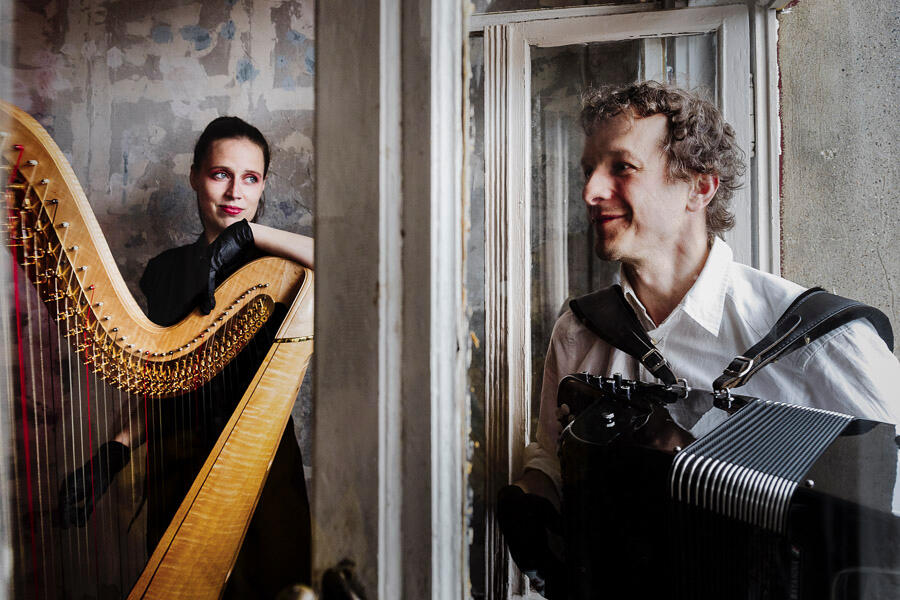 Jule Bauer und Laura Jörres mit Nyckelharpas (Schlüsselfideln)