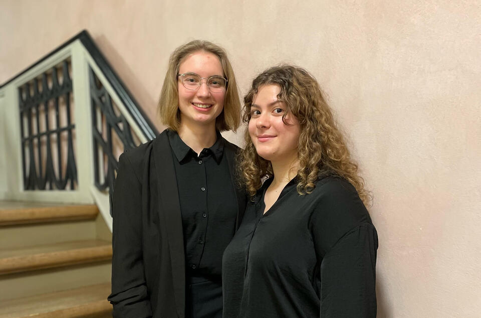 Jule Bauer und Laura Jörres mit Nyckelharpas (Schlüsselfideln)